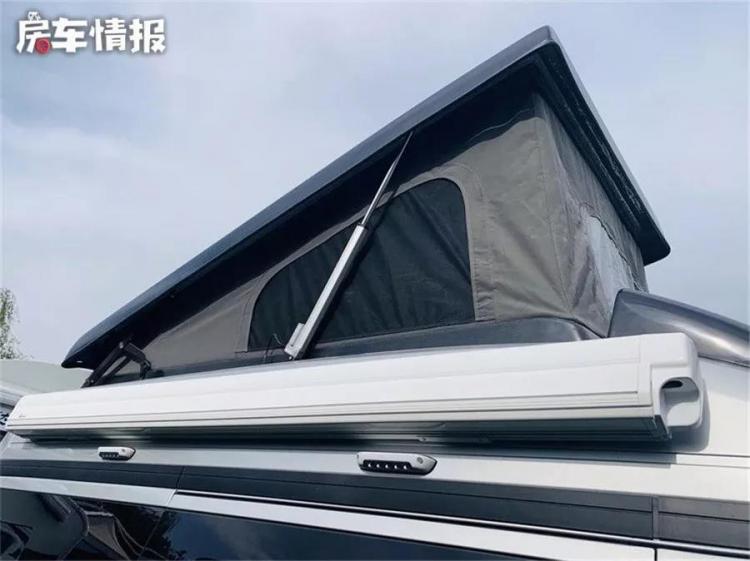 The design of this B-type RV is a bit interesting. It can accommodate 2 people on the roof. The price is not high and it can be driven daily.