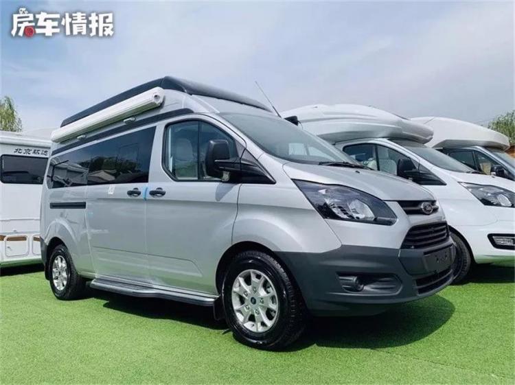 The design of this B-type RV is a bit interesting. It can accommodate 2 people on the roof. The price is not high and it can be driven daily.