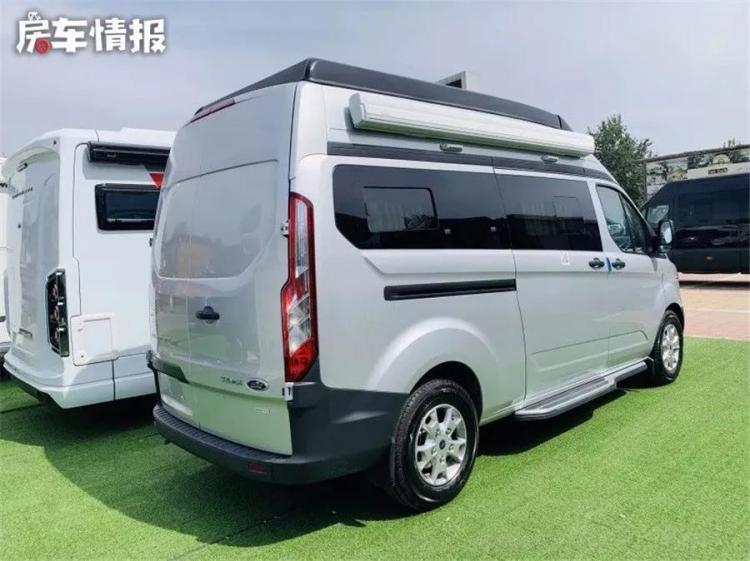 The design of this B-type RV is a bit interesting. It can accommodate 2 people on the roof. The price is not high and it can be driven daily.