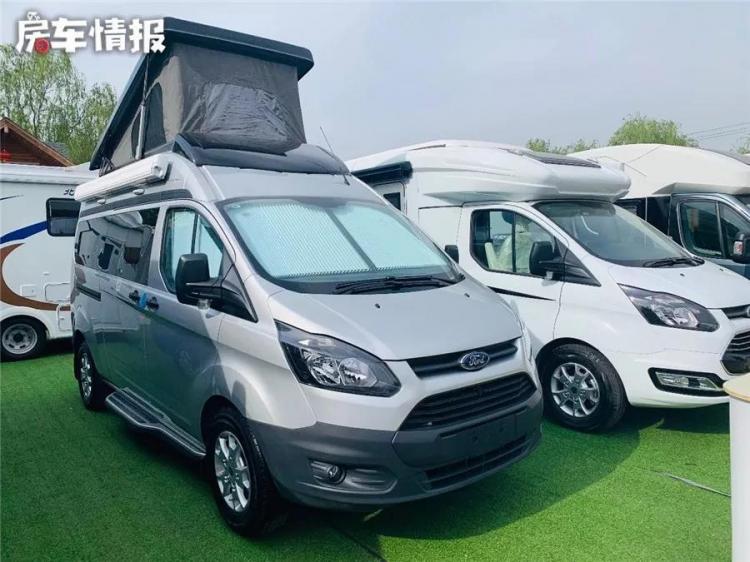 The design of this B-type RV is a bit interesting. It can accommodate 2 people on the roof. The price is not high and it can be driven daily.