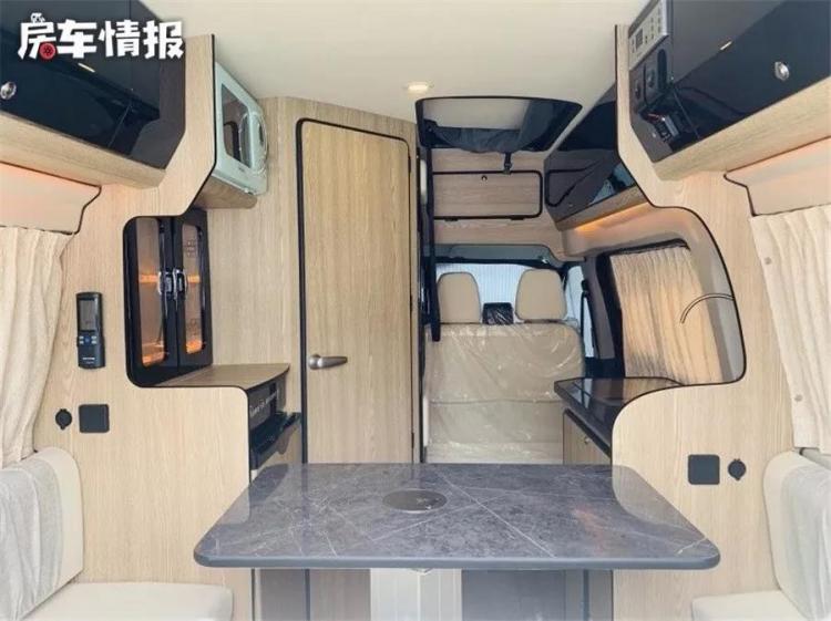 The design of this B-type RV is a bit interesting. It can accommodate 2 people on the roof. The price is not high and it can be driven daily.