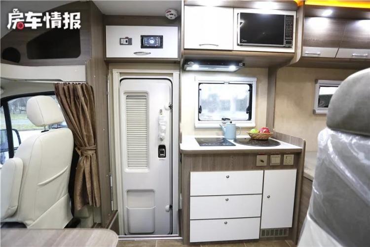 This large-space automatic transmission RV is complete with home appliances and high configuration, and there are more than 300,000 special models to choose from