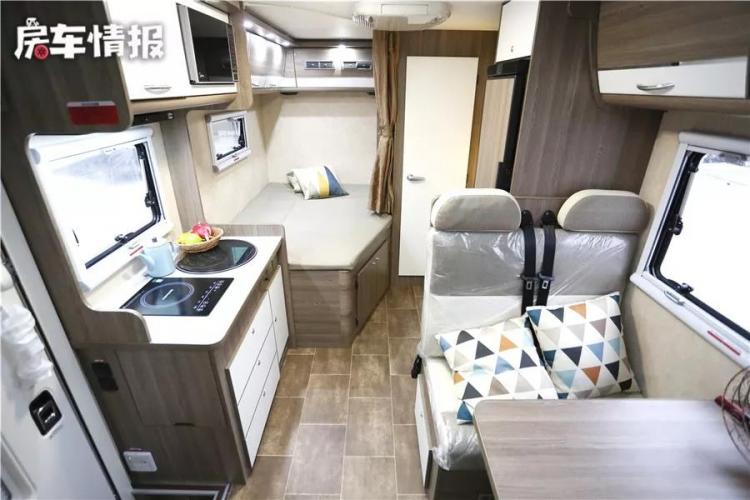 This large-space automatic transmission RV is complete with home appliances and high configuration, and there are more than 300,000 special models to choose from