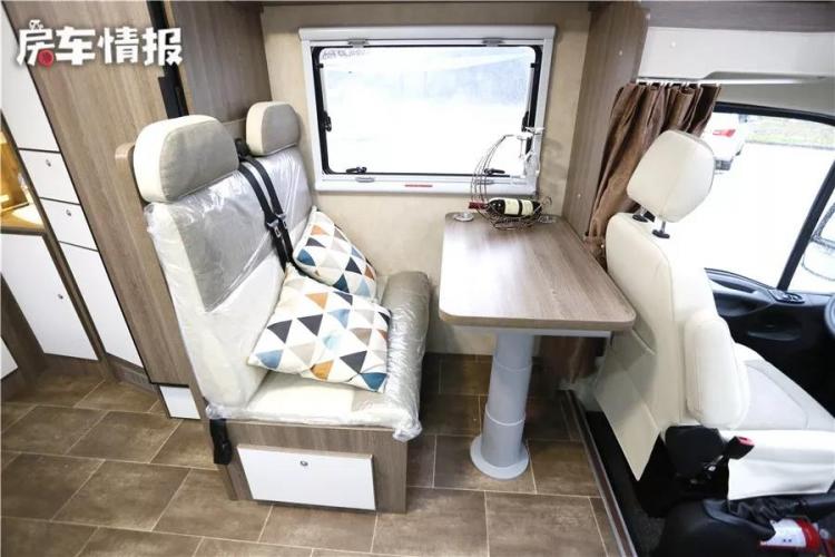 This large-space automatic transmission RV is complete with home appliances and high configuration, and there are more than 300,000 special models to choose from