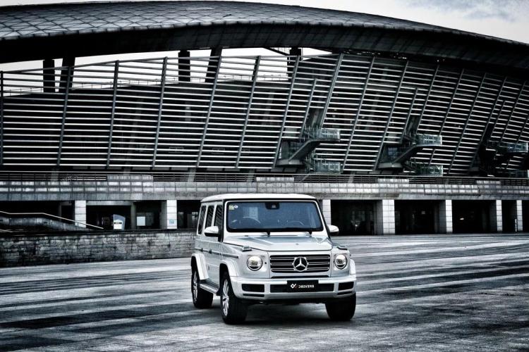 Mercedes-Benz G500 driving off the road, the real domineering is the beginning