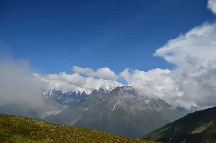 Western Sichuan | Drinking and chatting in Gongga Temple, only love is above Buddhism