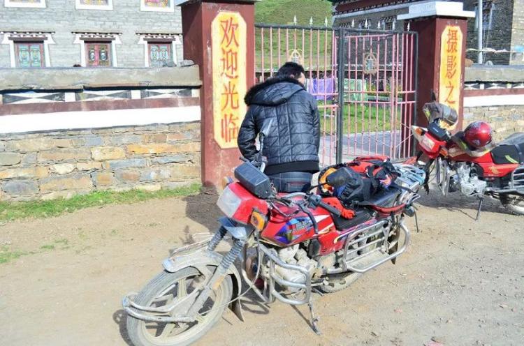 Western Sichuan | Drinking and chatting in Gongga Temple, only love is above Buddhism