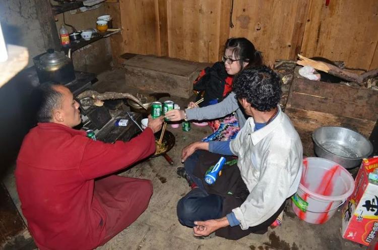 Western Sichuan | Drinking and chatting in Gongga Temple, only love is above Buddhism