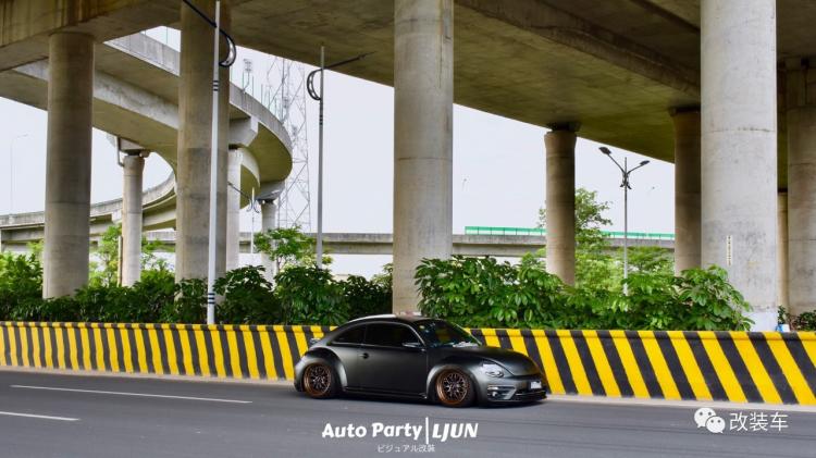 From being fresh and cool to being a ruthless black warrior, this female car friend's Beetle has been modified very well!