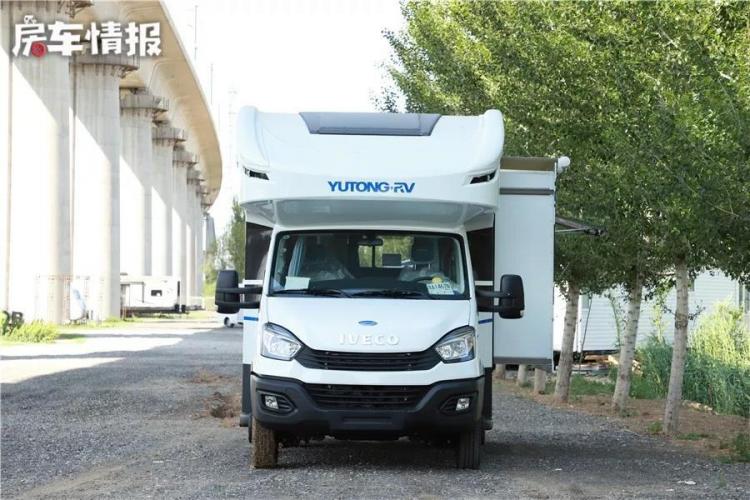 Yutong double expansion RV, 3.0T+8AT, with 152L refrigerator, can accommodate 6 people!