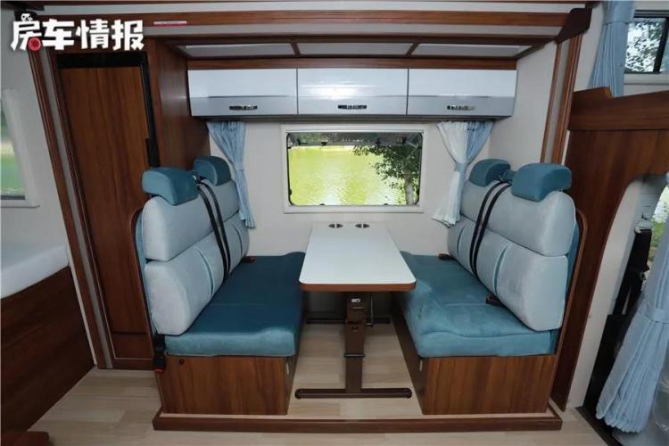 Yutong double expansion RV, 3.0T+8AT, with 152L refrigerator, can accommodate 6 people!