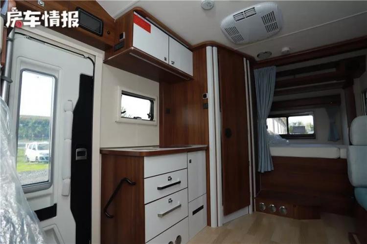 Yutong double expansion RV, 3.0T+8AT, with 152L refrigerator, can accommodate 6 people!