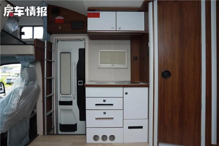 Yutong double expansion RV, 3.0T+8AT, with 152L refrigerator, can accommodate 6 people!