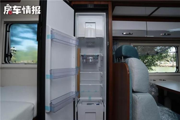 Yutong double expansion RV, 3.0T+8AT, with 152L refrigerator, can accommodate 6 people!