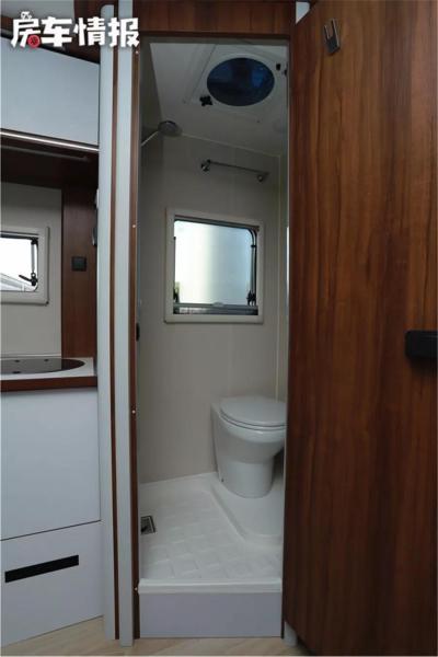 Yutong double expansion RV, 3.0T+8AT, with 152L refrigerator, can accommodate 6 people!