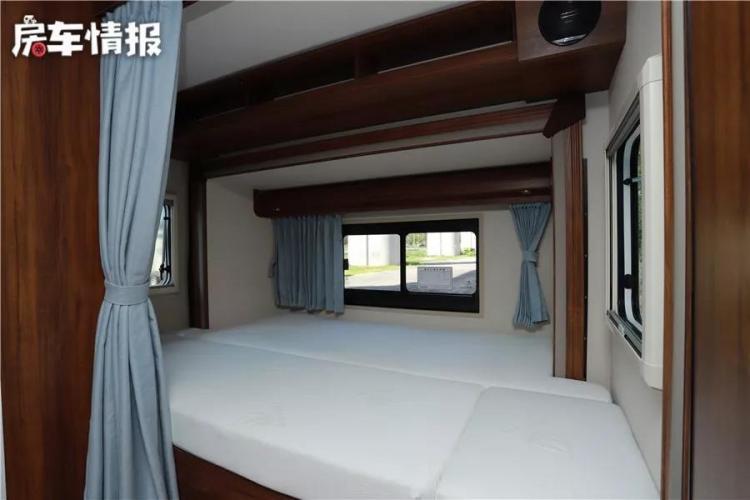 Yutong double expansion RV, 3.0T+8AT, with 152L refrigerator, can accommodate 6 people!