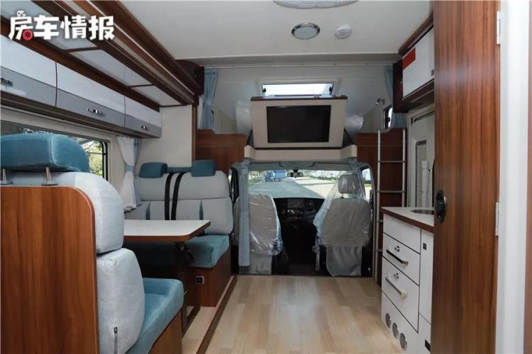 Yutong double expansion RV, 3.0T+8AT, with 152L refrigerator, can accommodate 6 people!