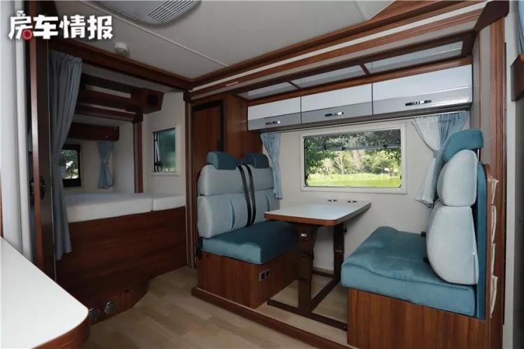 Yutong double expansion RV, 3.0T+8AT, with 152L refrigerator, can accommodate 6 people!