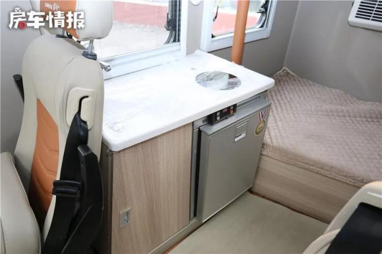 This caravan can be parked in the basement, 4 people can use it without pressure, and the fuel consumption per 100 kilometers is less than 10L