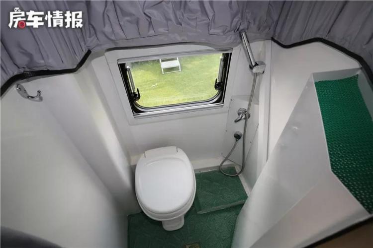 This caravan can be parked in the basement, 4 people can use it without pressure, and the fuel consumption per 100 kilometers is less than 10L