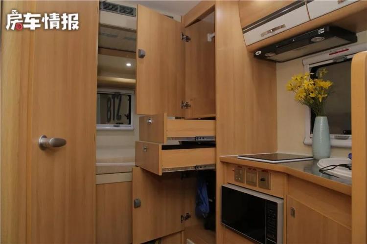 For only 390,000 yuan, this C-type RV with not low configuration can be driven home, and it even has a rear expansion