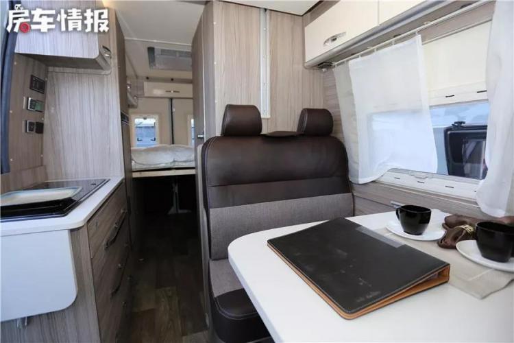 It can be used by 4 people to travel. It adopts domestic RV with imported interior, rear twin tires, and a large storage space!