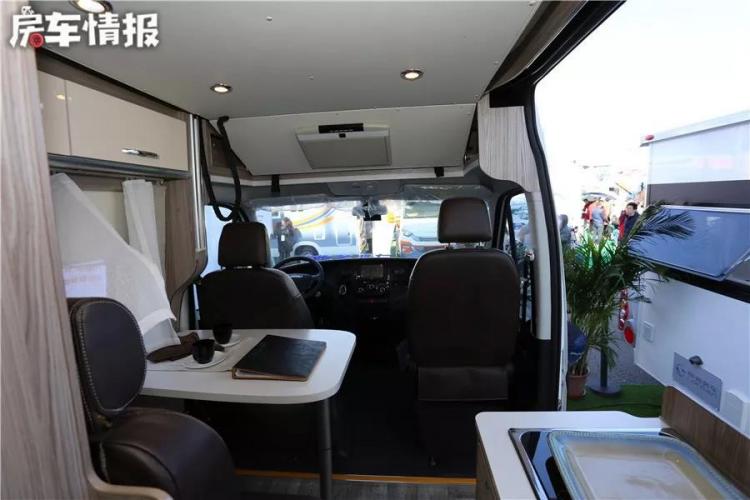 It can be used by 4 people to travel. It adopts domestic RV with imported interior, rear twin tires, and a large storage space!