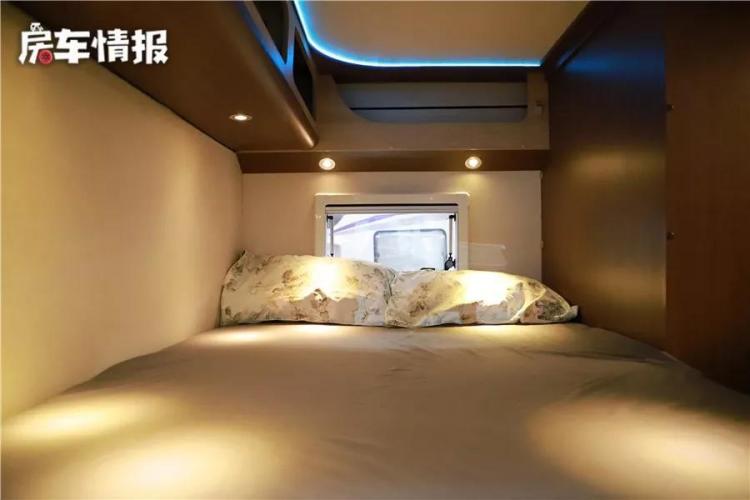 The special price is 318,000, using Toyota engine Shangjing brand with electric bed can sleep 5 people!