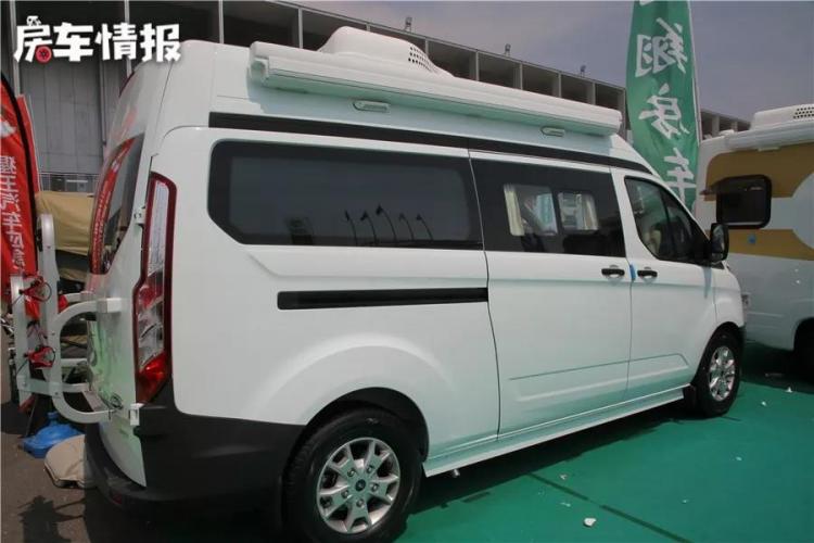 The young couple chooses an RV, which is well controlled and consumes less fuel, and can be driven to work. How about this more than 200,000 model