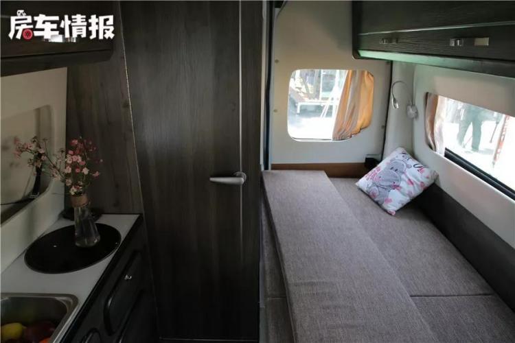 The young couple chooses an RV, which is well controlled and consumes less fuel, and can be driven to work. How about this more than 200,000 model