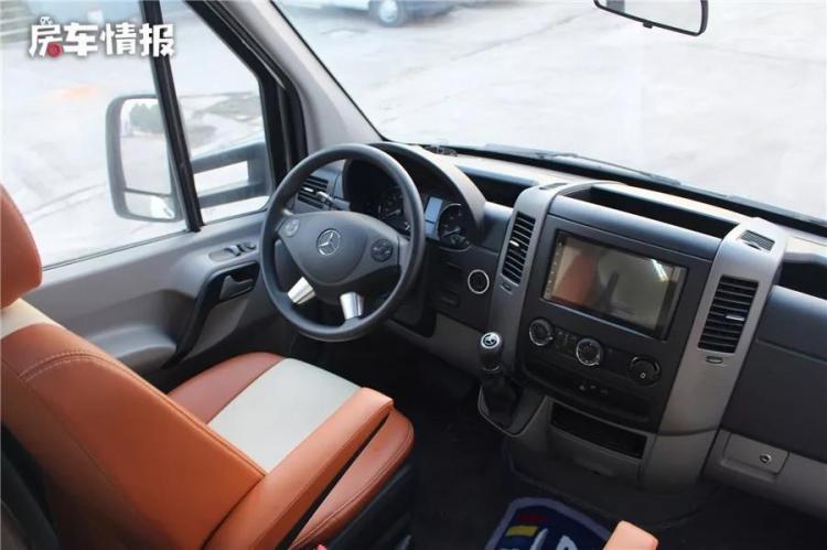 With a budget of more than 700,000 yuan, buy an imported B-type Fiat RV, or a domestically-made C-type Mercedes-Benz with a large space