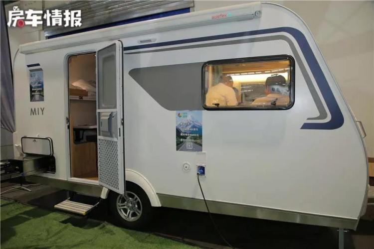 The 95,800 RV is also equipped with an external gas stove, suitable for young couples who love to travel, and they will always be at home wherever they go