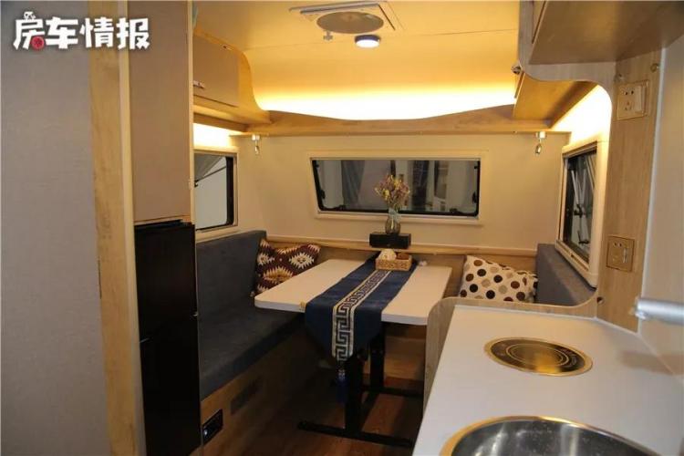 The 95,800 RV is also equipped with an external gas stove, suitable for young couples who love to travel, and they will always be at home wherever they go