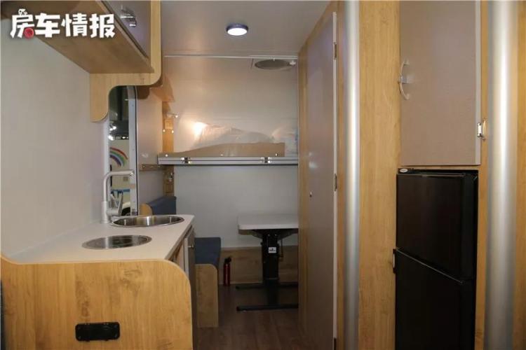 The 95,800 RV is also equipped with an external gas stove, suitable for young couples who love to travel, and they will always be at home wherever they go