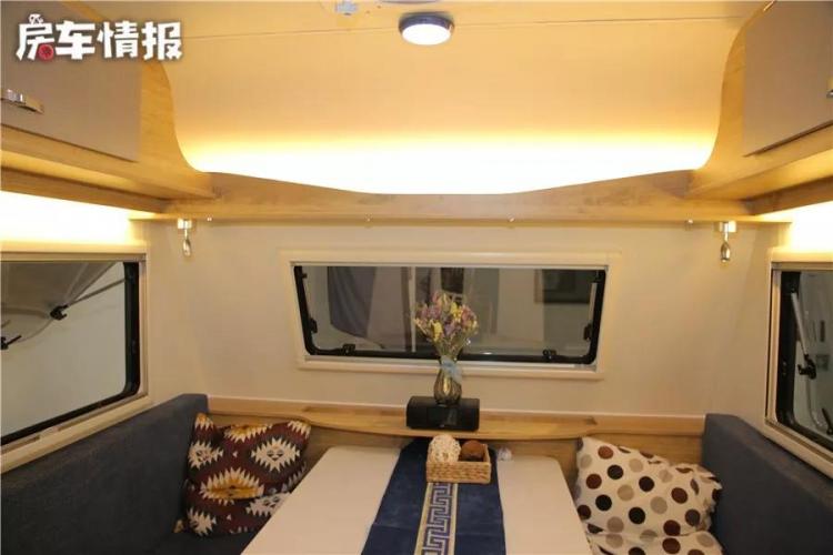 The 95,800 RV is also equipped with an external gas stove, suitable for young couples who love to travel, and they will always be at home wherever they go