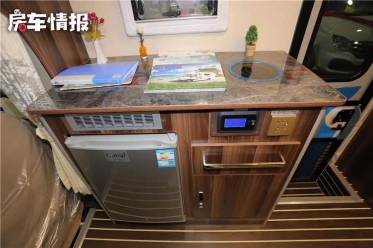 Equipped with a household inverter air conditioner, it is suitable for traveling with a family of 5. This RV has low fuel consumption and high cost performance!