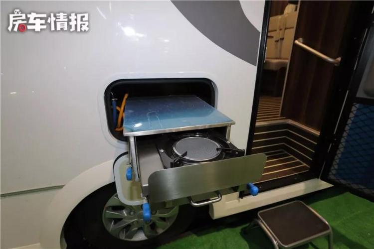 Equipped with a household inverter air conditioner, it is suitable for traveling with a family of 5. This RV has low fuel consumption and high cost performance!