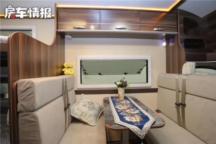 Equipped with a household inverter air conditioner, it is suitable for traveling with a family of 5. This RV has low fuel consumption and high cost performance!