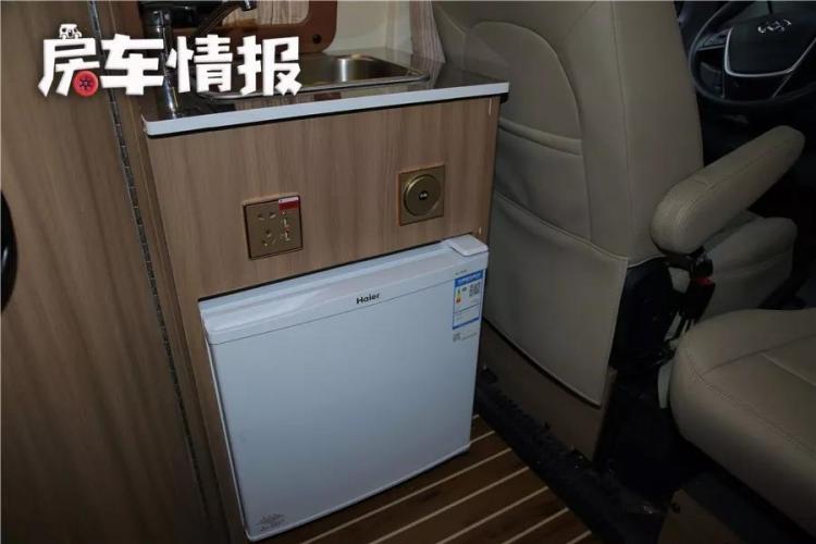 This car is 258,000 yuan, 5.1 meters long but can sleep 3 people, 3000W inverter