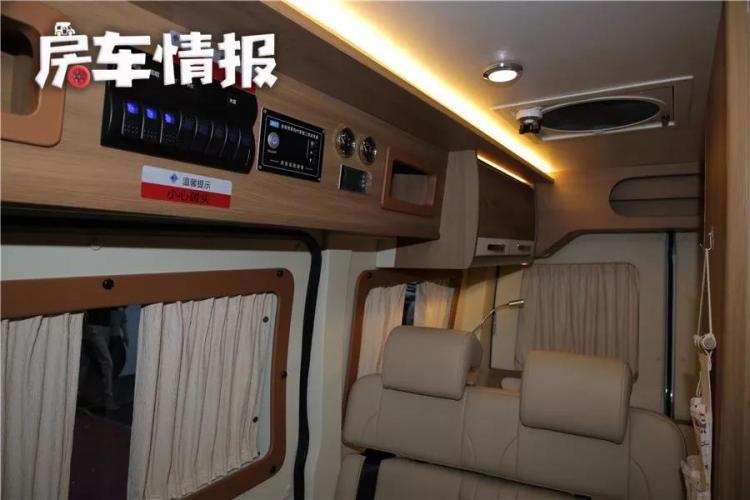 This car is 258,000 yuan, 5.1 meters long but can sleep 3 people, 3000W inverter