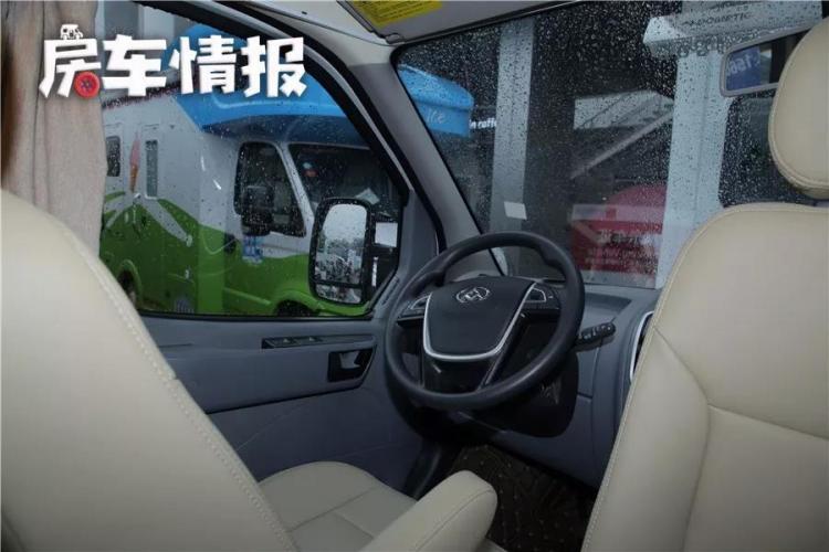 This car is 258,000 yuan, 5.1 meters long but can sleep 3 people, 3000W inverter