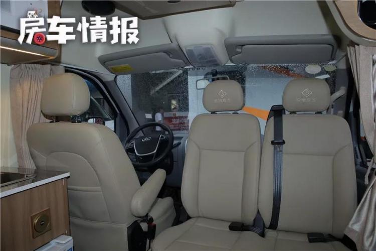 This car is 258,000 yuan, 5.1 meters long but can sleep 3 people, 3000W inverter