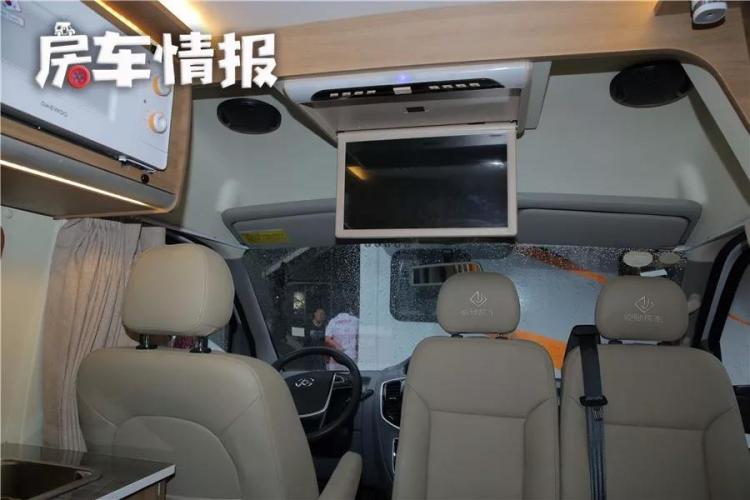 This car is 258,000 yuan, 5.1 meters long but can sleep 3 people, 3000W inverter