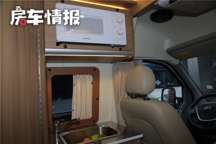 This car is 258,000 yuan, 5.1 meters long but can sleep 3 people, 3000W inverter