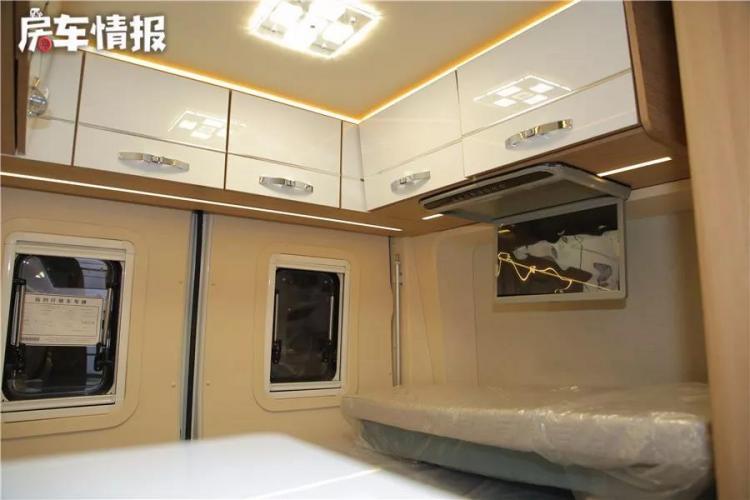 Type B RV that can sleep 4 people, 3.0T+8AT, bed length 1950mm