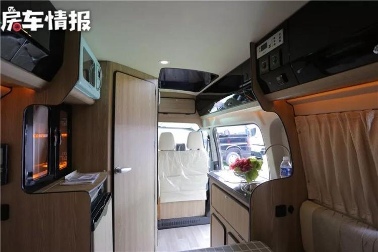 An RV with a fuel consumption of less than 10L per 100 kilometers, with a compact body that can be driven with a Beijing Blue card, can sleep 4 people