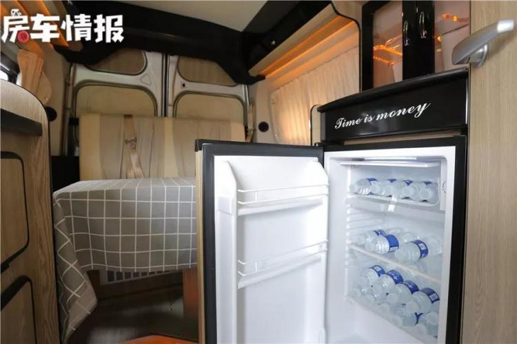 An RV with a fuel consumption of less than 10L per 100 kilometers, with a compact body that can be driven with a Beijing Blue card, can sleep 4 people