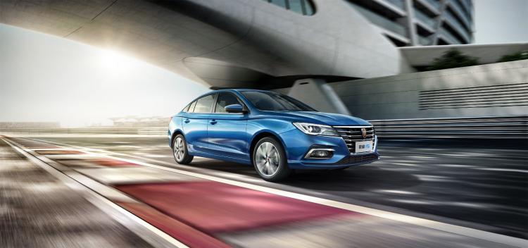 The Roewe i5 is listed as a luxury version of high-energy, starting at 59,900 with standard LED headlights