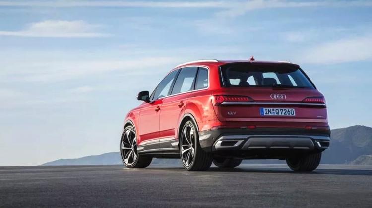 Analysis of the minor facelift Audi Q7 due to changes in details