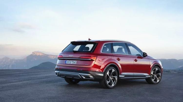 Analysis of the minor facelift Audi Q7 due to changes in details